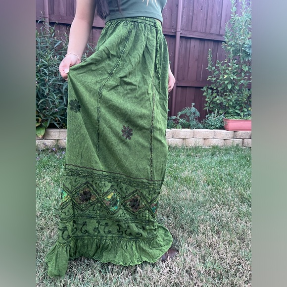 Vintage Vibe Green Embroidered Long Skirt - Picture 4 of 9